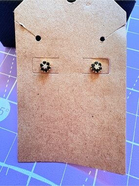 Caitlyn Minimalist Onyx Flower 18k Gold Flat Back Studs